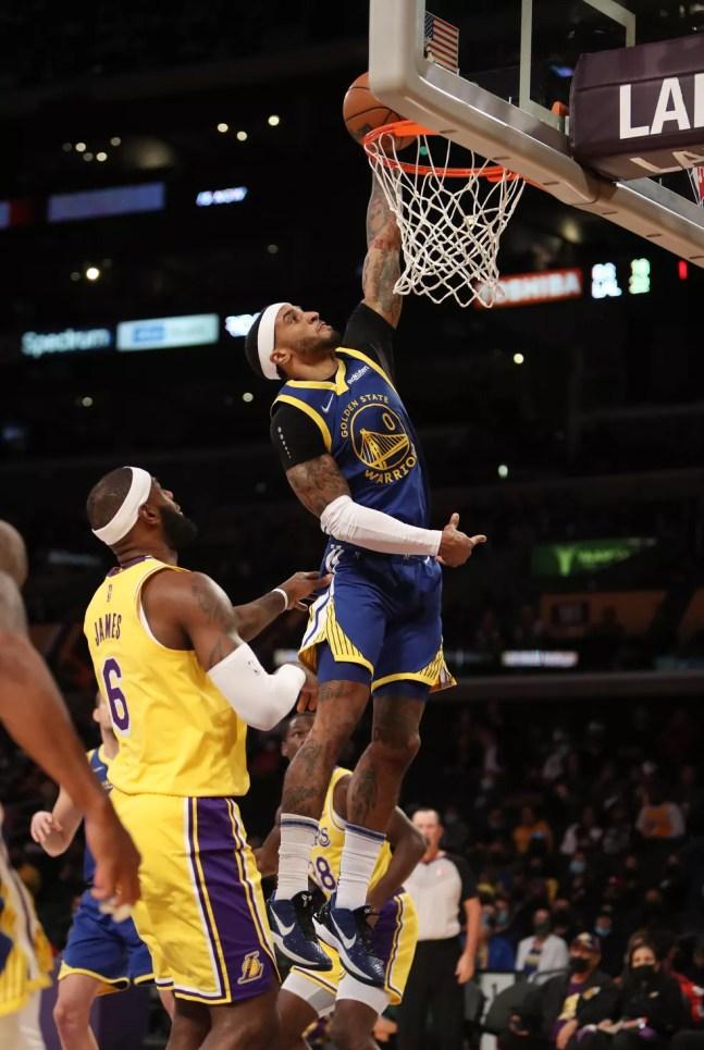 LeBron vê e Gary Payton II marcar mais 2 pontos para os Warriors, em mais uma derrota dos Lakers — Foto: Reuters