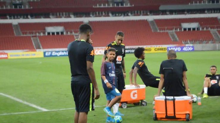 Filho de Kempes, que morreu na tragédia da Chape, vê treino da Seleção e conhece Neymar