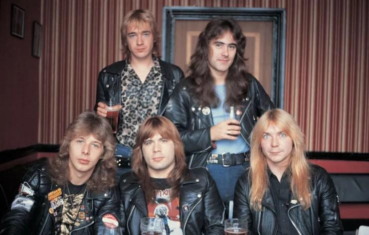 Iron Maiden com Clive Burr, Bruce Dickinson e Dave Murray (na frente); mais Adrian Smith e Steve Harris — Foto: Divulgação