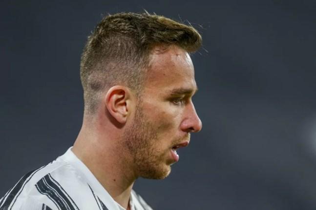 Meio-campista Arthur deve perder dois meses da temporada da Juventus devido à cirurgia — Foto: AFP