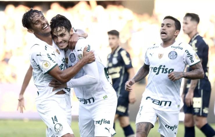 Gustavo Scarpa, Raphael Veiga e Dudu comemoram gol no clássico contra o Santos — Foto: Marcos Ribolli