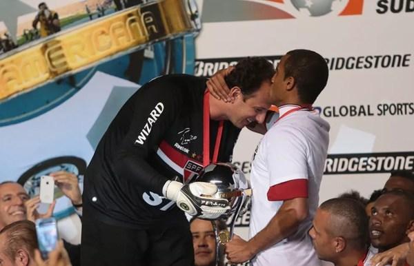 Rogério Ceni e Lucas celebram título da Sul-Americana de 2012 — Foto: Rubens Chiri / www.saopaulofc.net