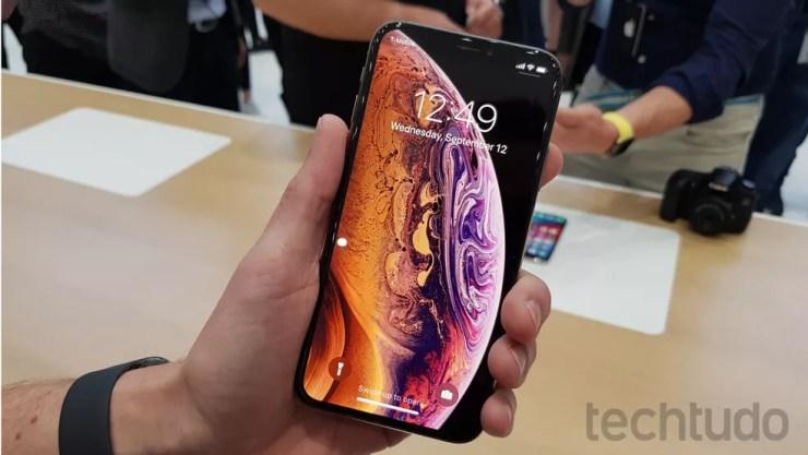iPhone XS tem tela de 5,8 polegadas — Foto: Thássius Veloso/TechTudo