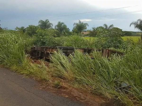 Caminhão ficou tombado no acostamento da rodovia após motorista de um veículo invadir a pista em Macaubal (SP) (Foto: Arquivo Pessoal)