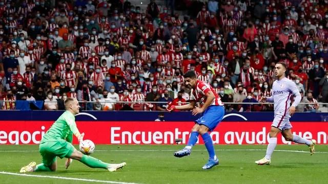 Luis Suárez marca o segundo gol do Atlético de Madrid contra o Barcelona