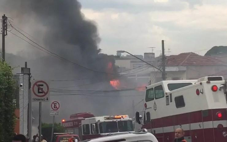 Fogo após queda de aeronave na Zona Norte de São Paulo — Foto: Daniel Rodrigues/TV Globo