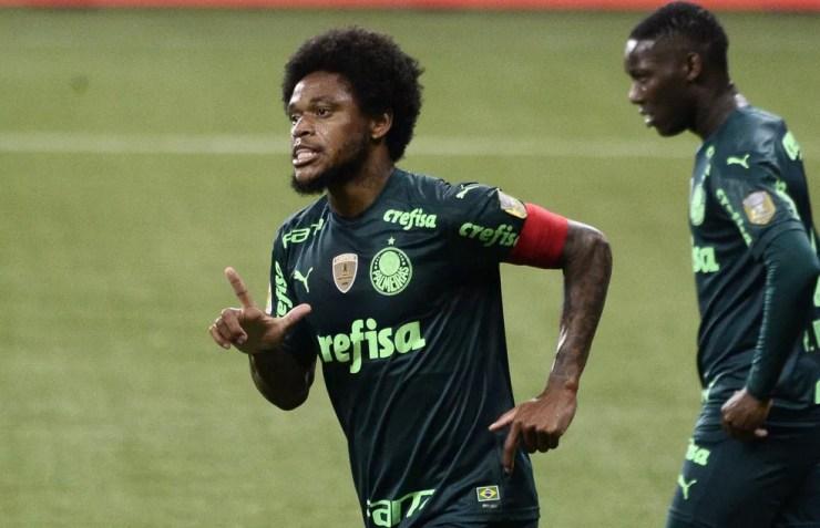 Luiz Adriano comemora o segundo gol do Palmeiras contra a Chapecoense — Foto: Marcos Ribolli
