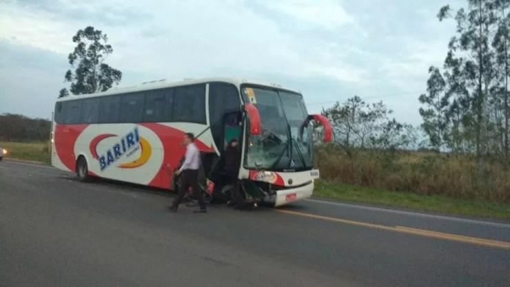 Motorista bateu de frente com ônibus (Foto: Guararapes Sorriso News)