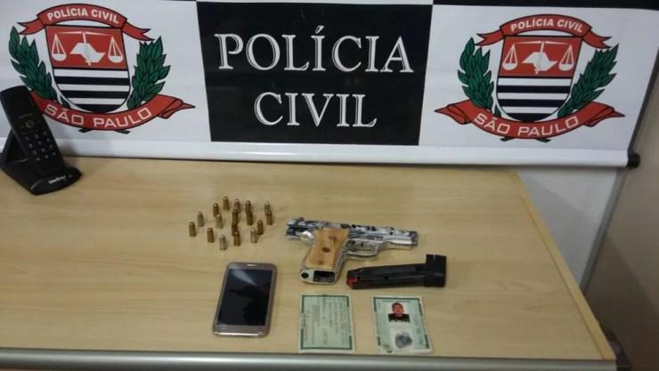 Arma e cartuchos foram apreendidos (Foto: Polícia Civil/Divulgação)