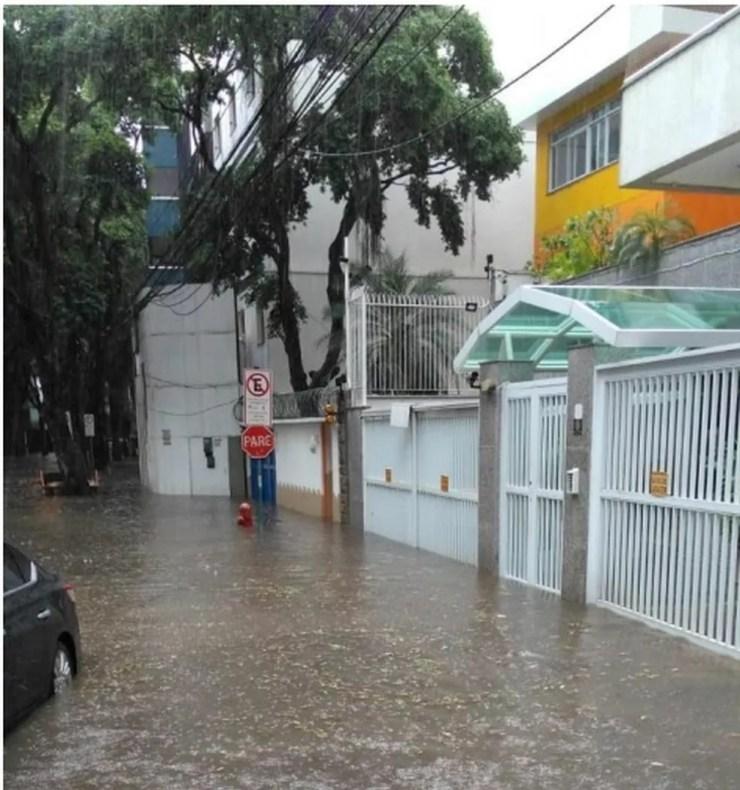 Rua Barão de Lucena, em Botafogo, inundada às 7h30 — Foto: Reprodução/Redes sociais