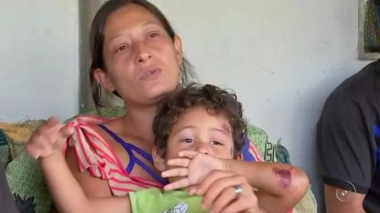 Eliane com o filho na época do acidente. Garoto teve apenas ferimentos leves (Foto: Reprodução/TV TEM)