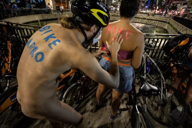 Protesto em SP pede respeito aos ciclistas nas vias  — Foto: ISAAC FONTANA/FRAMEPHOTO/ESTADÃO CONTEÚDO