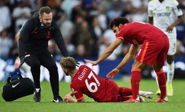 Jogadores do Liverpool desesperados enquanto Elliot é atendido no gramado — Foto: REUTERS