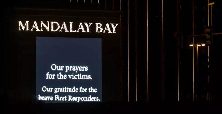 Hotel Mandalay Bay exibe mensagem de condolências após massacre em Las Vegas (Foto: Drew Angerer / Getty Images / AFP Photo)