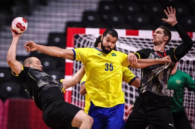 Brasil em jogo contra Alemanhha pelo handebol masculino nas Olimpíadas de Tóquio — Foto: Jonne Roriz/COB
