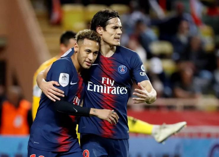 Neymar é abraçado por Cavani após marcar contra o Monaco — Foto: Eric Gaillard/Reuters