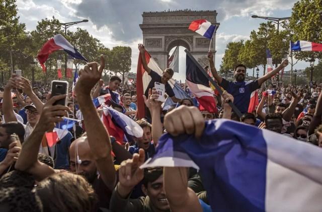 Franceses na Champs Elysees, em Paris (Foto: EFE)