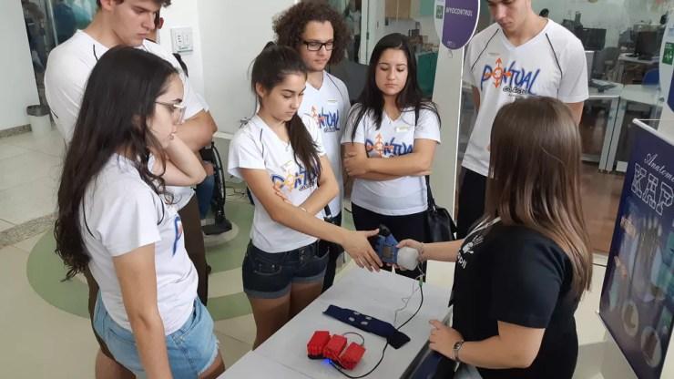 Estudantes apresentaram projeto de prótese em feira tecnológica — Foto: Régis Melo/G1
