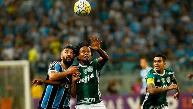 Palmeiras segura Grêmio na Arena e volta a ser líder isolado no Brasileirão