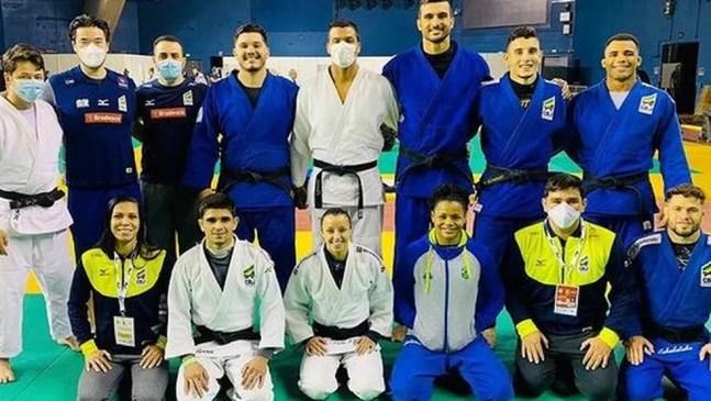 Equipe brasileira no Grand Slam de Paris de judô — Foto: Reprodução / Instagram CBJ
