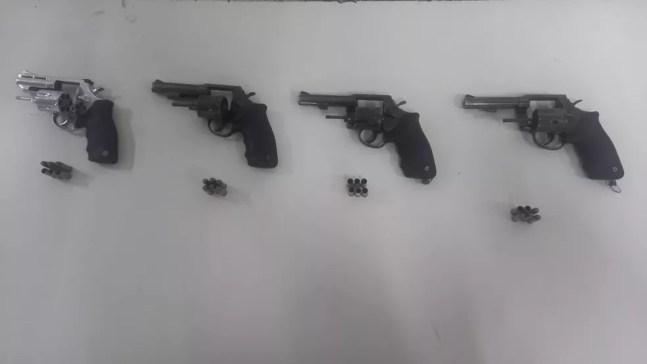 Armas dos seguranças e de um criminoso que roubo joalherias no Parque D. Pedro Shopping, em Campinas — Foto: Arquivo pessoal