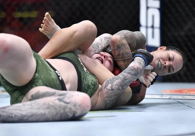 Amanda Nunes finaliza Megan Anderson no UFC 259 — Foto: Getty Images