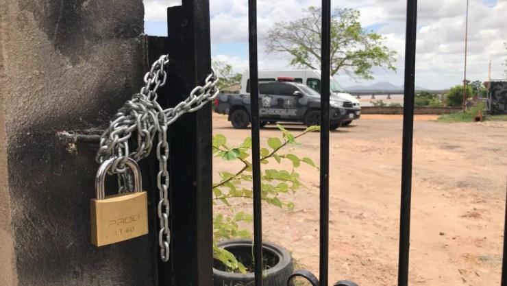 Mulheres colocaram cadeado no portão que dá acesso do Bope em Boa Vista — Foto: Alan Chaves/G1 RR