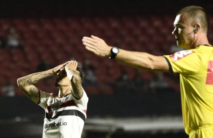 Rigoni lamenta lance perdido em São Paulo x Athletico — Foto: Marcos Ribolli