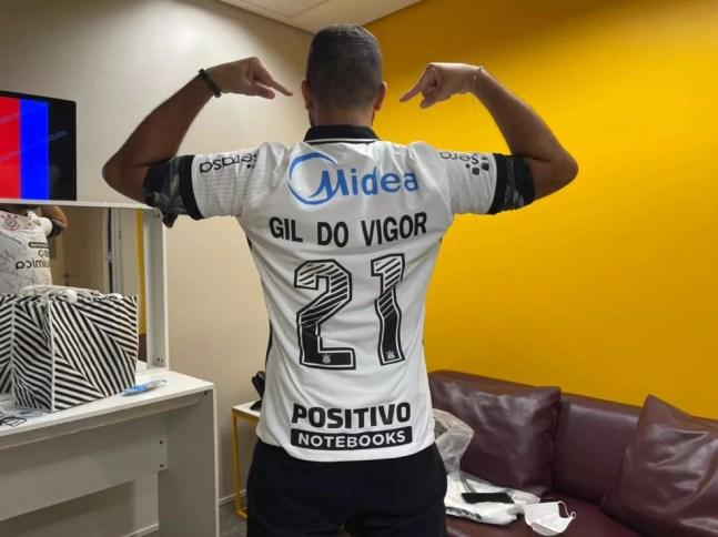 Gil recebe camisa autografada do Corinthians — Foto: Altas Horas