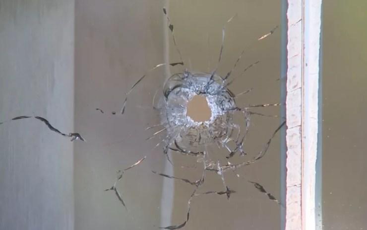 Tiro atingiu a janela da casa de vereador em Birigui (Foto: Reprodução/TV TEM)