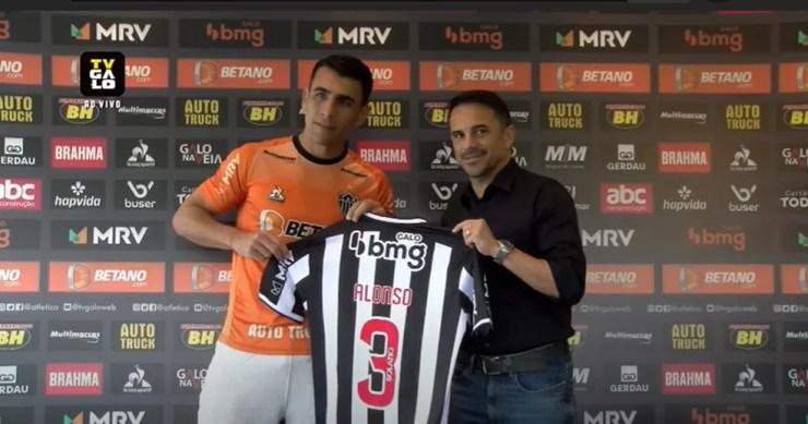 Junior Alonso com a camisa 3 que usará novamente no Galo — Foto: Pedro Souza/Atlético-MG 