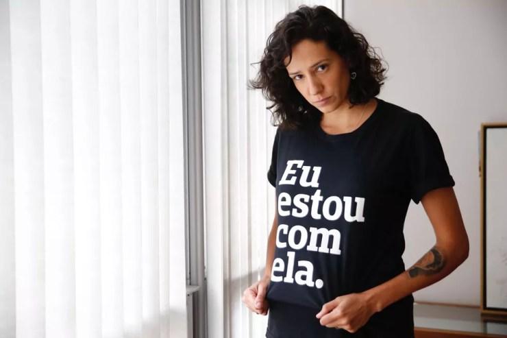 Mônica Benício usa camisa com a inscrição "Eu estou com ela" para relembrar o assassinato de Marielle — Foto: Marcos Serra Lima/G1