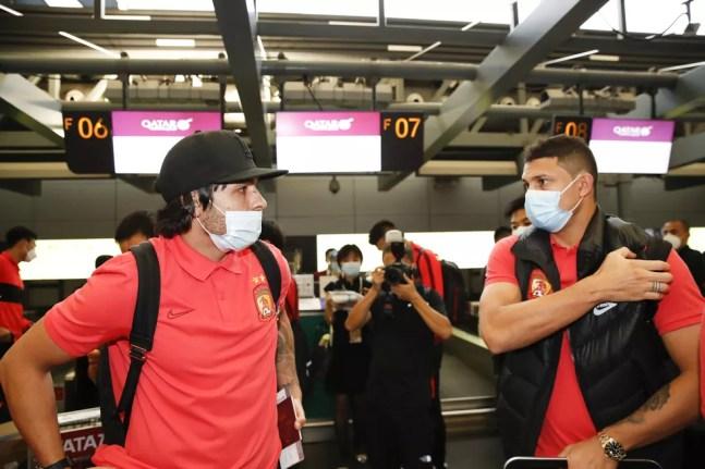 Os atacantes Ricardo Goulart e Elkeson fazem parte do elenco do Guangzhou FC, que levava o nome da Evergrande — Foto: VCG via Getty Images