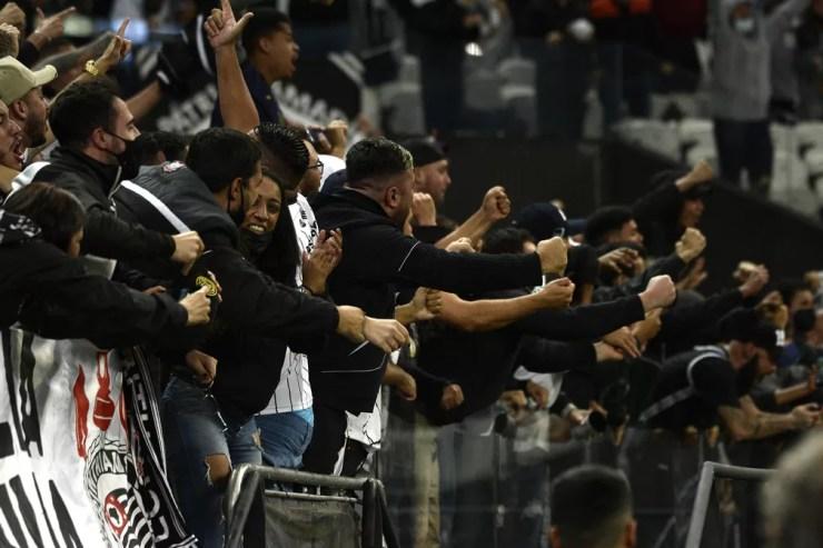 Corinthians 1 x 0 Chapecoense - Torcida comemora a vitória — Foto: Marcos Ribolli