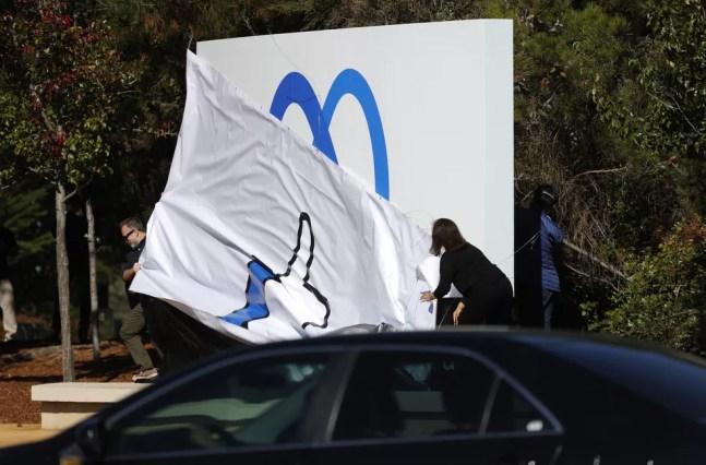 Facebook mudou nome da empresa para Meta. Funcionários revelam novo logo na Califórnia — Foto: Justin Sullivan / Getty Images North America / Getty Images via AFP 