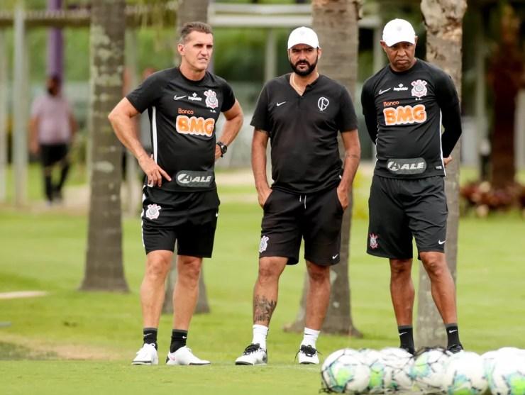 Vagner Mancini, Danilo e o auxiliar técnico Anderson Batatais — Foto: Rodrigo Coca / Ag.Corinthians