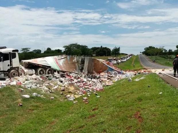 Houve congestionamento no lado da pista onde aconteceu o acidente  (Foto: Divulgação/Polícia Rodoviária Estadual)