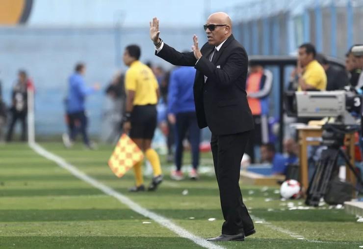 Roberto Mosquera, técnico do Sporting Cristal — Foto: Getty Images