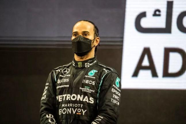 Lewis Hamilton no pódio do GP de Abu Dhabi da F1 em 2021 — Foto: Cristiano Barni ATPImages/Getty Images