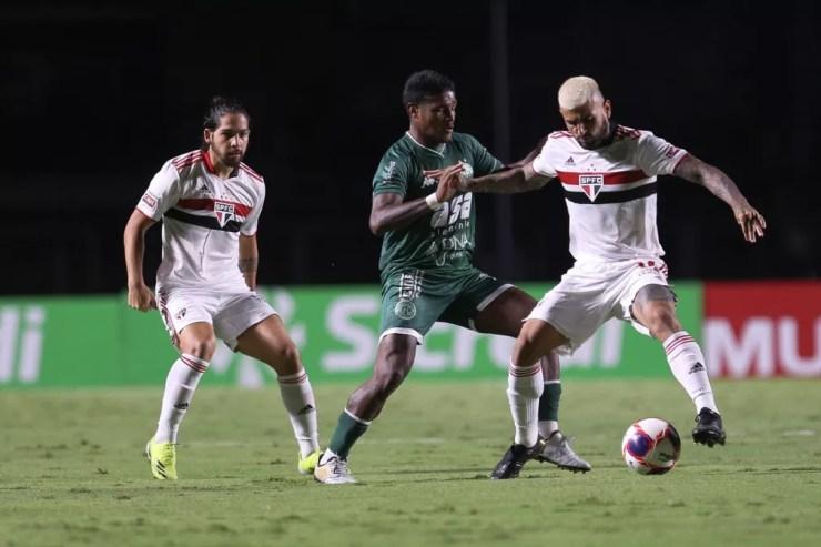 Benítez e Liziero, do São Paulo, disputa, com Rodrigo Andrade, do Guarani — Foto: Thomaz Marostegan/Guarani FC