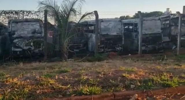 Vândalos incendiaram 14 ônibus no pátio de empresa de transporte coletivo em Olímpia  (Foto: Arquivo pessoal)