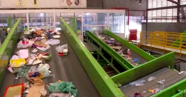 Material reciclável coletado pela Prefeitura de São Paulo vai para centrais mecanizadas e passam por sete máquinas com tecnologias diferentes para separação — Foto: TV Globo/Reprodução