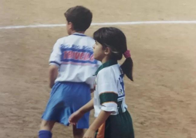 Rafaela jogando na base com os meninos — Foto: Arquivo pessoal da atleta