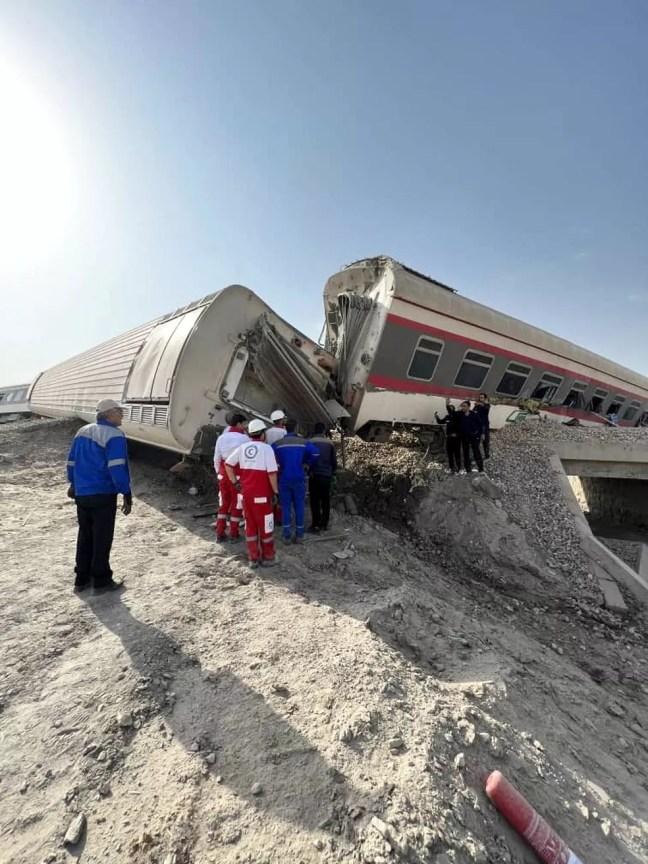 Trem descarrilado perto da cidade de Tabas, Irã — Foto: WANA/via REUTERS