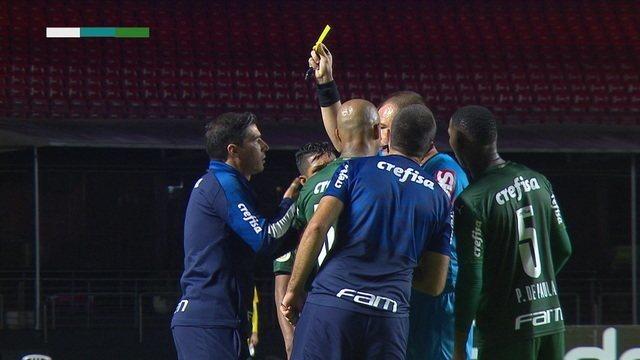 Abel Ferreira reclama da arbitragem e leva cartão amarelo, aos 30' do 2º tempo