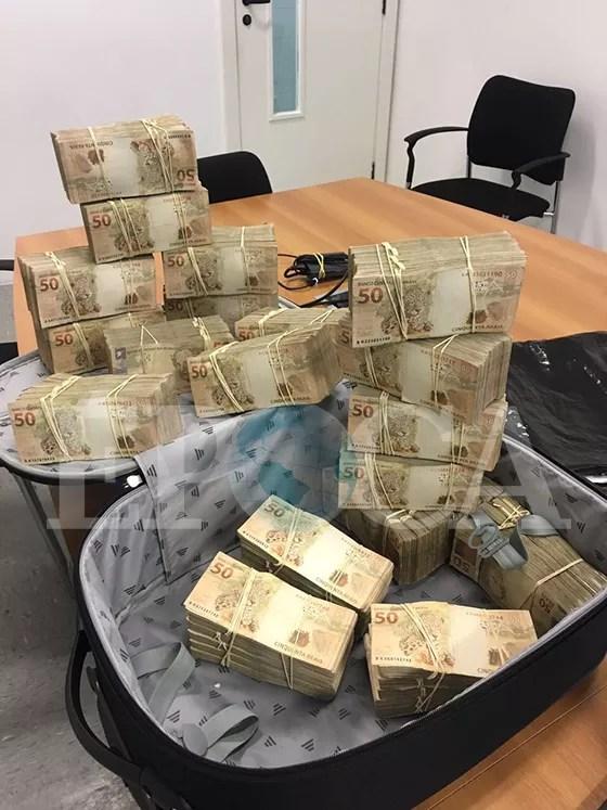 Fotos da mala de dinheiro entregue ao emissário de Michel Temer, em 28 de abril (Foto: reprodução)