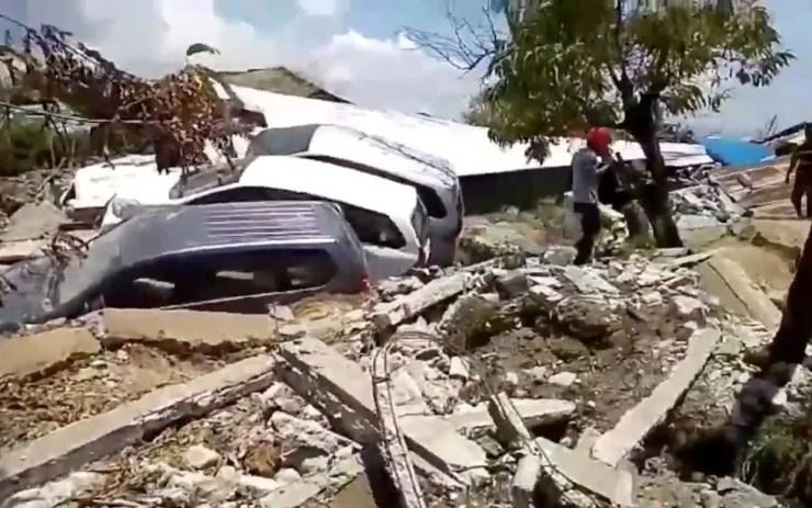Escombros e carros destruídos em Petobo, Sulawesi — Foto: Cruz Vermelha da Indonésia / via Reuters