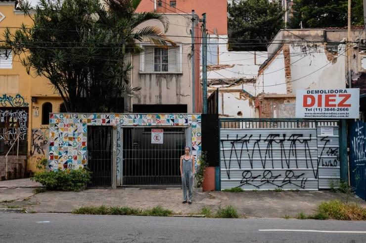 A designer gráfica Claudia Lammoglia, de 50 anos, em frente a sua casa em Pinheiros, bairro onde a família está há três gerações. — Foto: Marcelo Brandt/g1