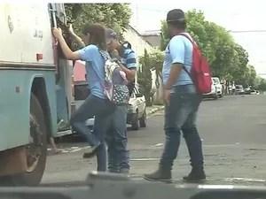 Crianças e adolescentes embarcam nos ônibus em Guapiaçu (Foto: Reprodução/TV TEM)