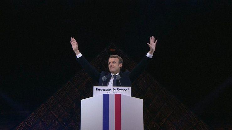 'A França ganhou', diz Macron diante de multidão no Louvre